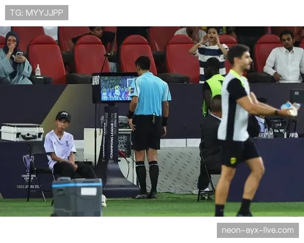 吉达联合亚冠关键战遭遇争议判罚 吉达联合亚冠关键战遭遇争议判罚